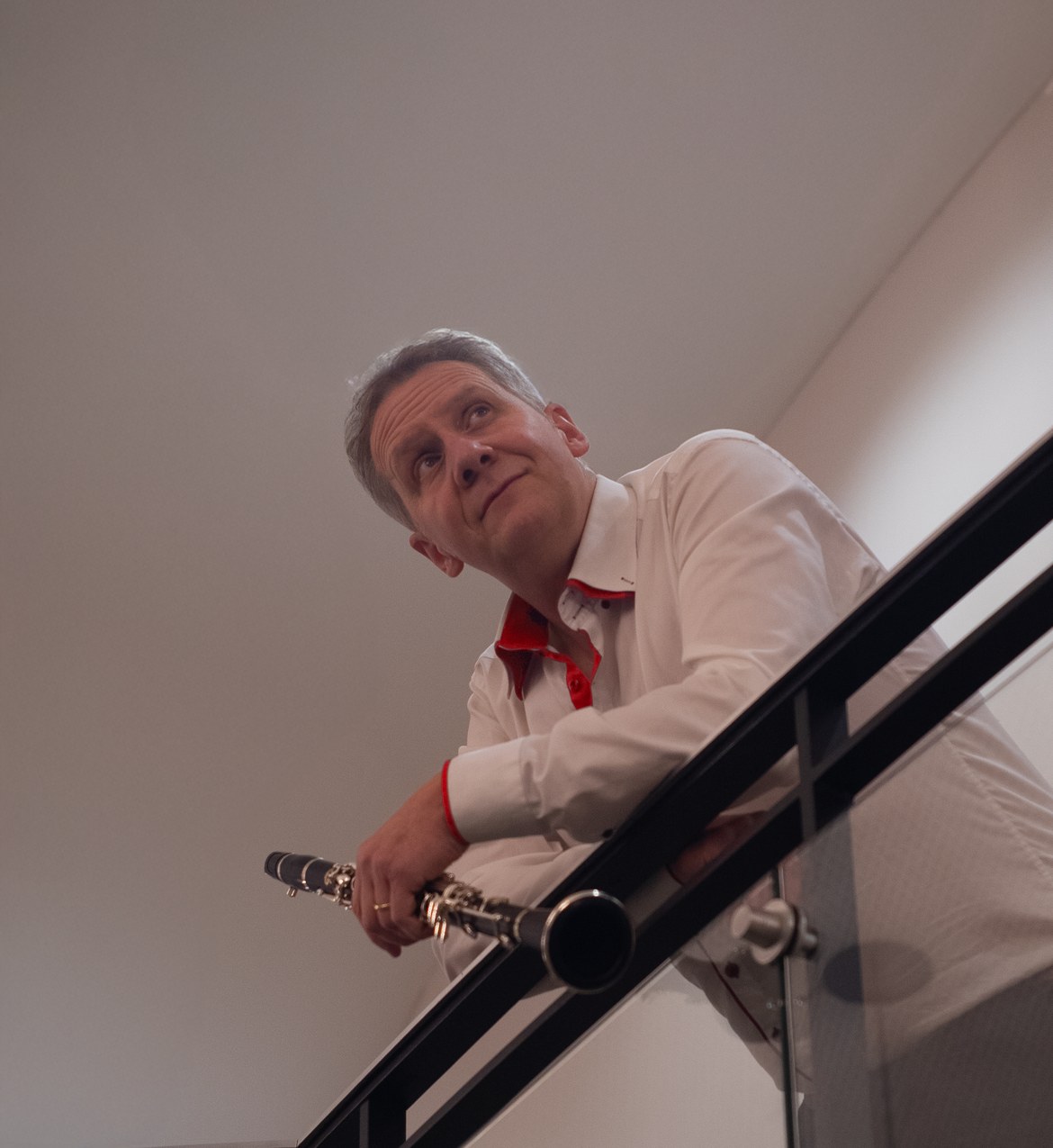 Martin Albrecht mit Klarinette am Treppengeländer